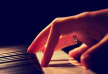 爱游戏：尼克斯险胜鹰队 149分创赛季纪录.